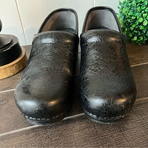 Dansko XP Embossed Black Clogs Size 40 (9.5-10 US size)